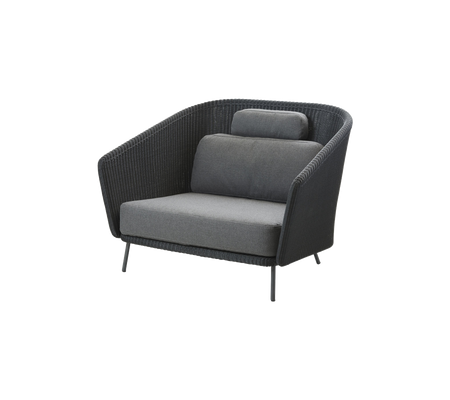 Stilren modern fåtölj med en kurvad design, mörk korgram och mjuka grå kuddar för komfort.