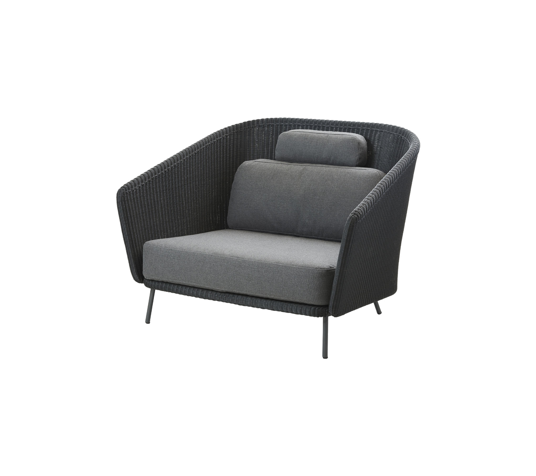 Stilren modern fåtölj med en kurvad design, mörk korgram och mjuka grå kuddar för komfort.