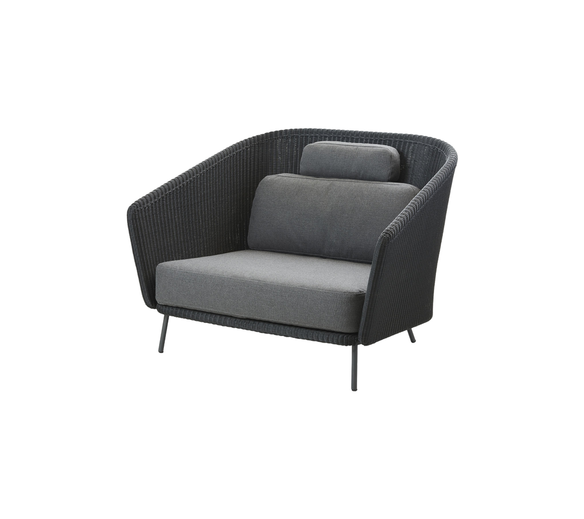 Stilren modern fåtölj med en kurvad design, mörk korgram och mjuka grå kuddar för komfort.