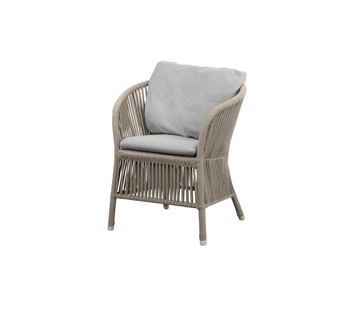 En stilren stol med en vävd design och en bekväm grå kudde för avkoppling och chic inredning.