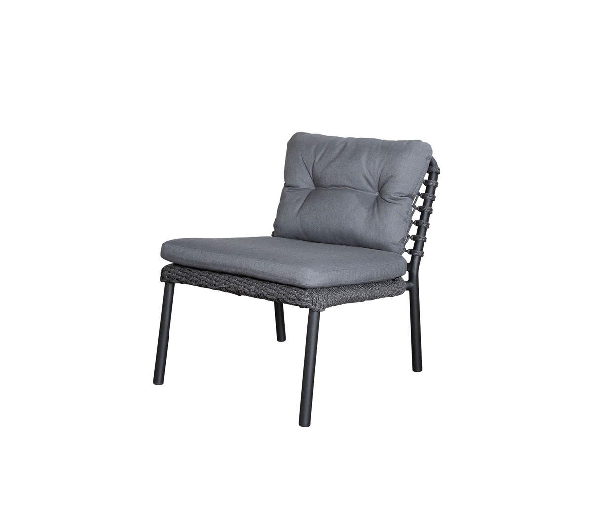 Stilig stol med en plyschgrå kudde och en vävd ram, som erbjuder komfort och modern design för olika miljöer.