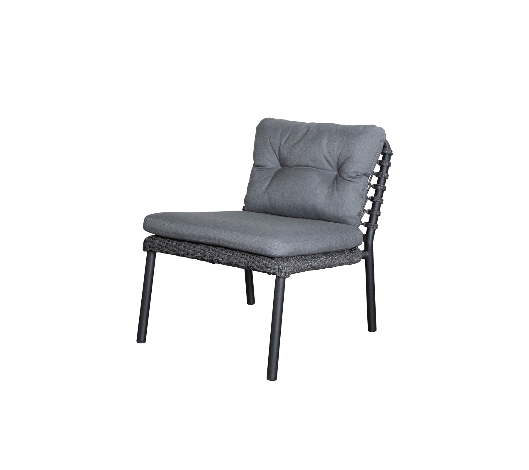 Stilig stol med en plyschgrå kudde och en vävd ram, som erbjuder komfort och modern design för olika miljöer.