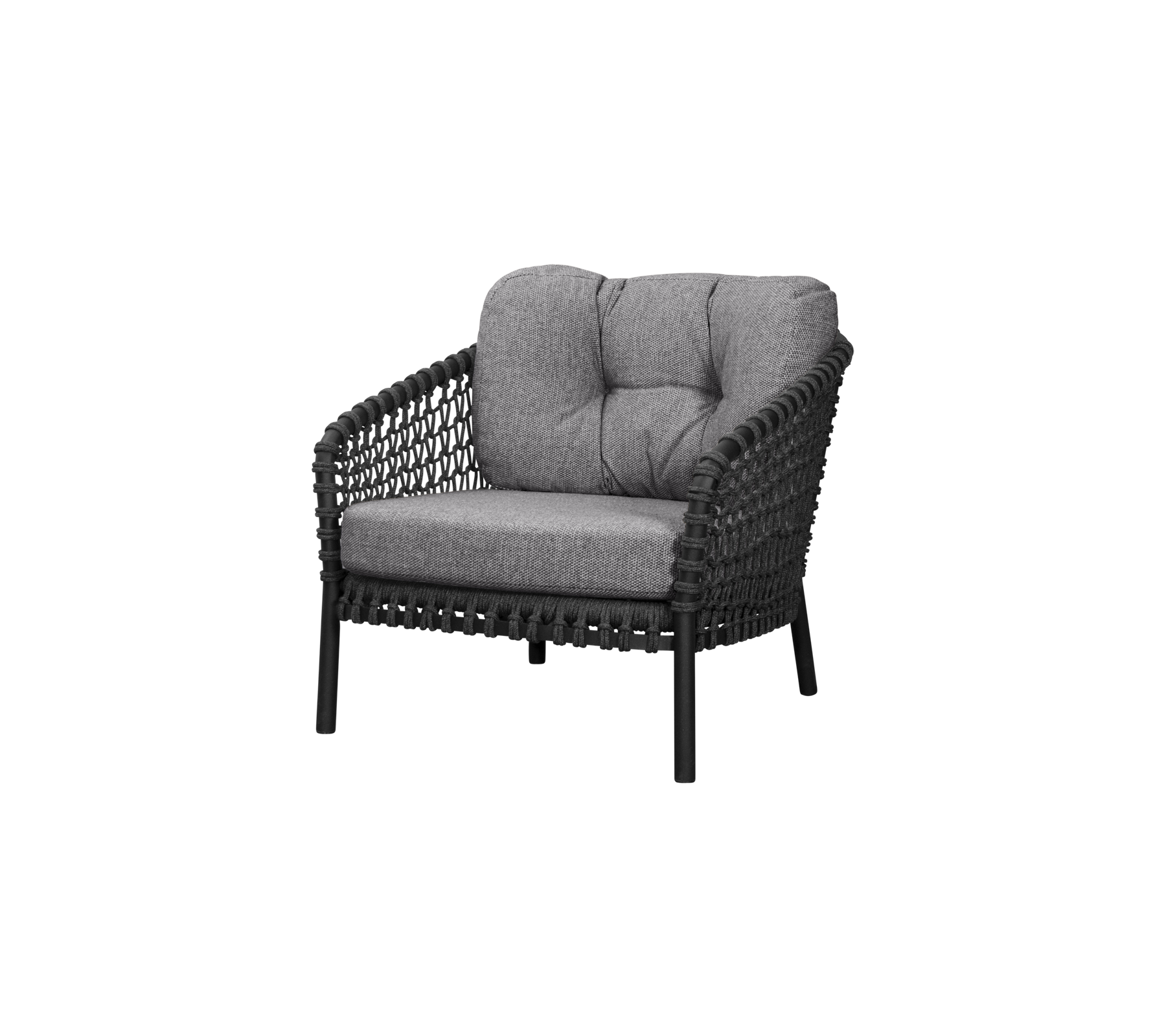 En stilren, svart vävd stol med bekväma gråa tygkuddar, designad för avslappning och modern estetik.