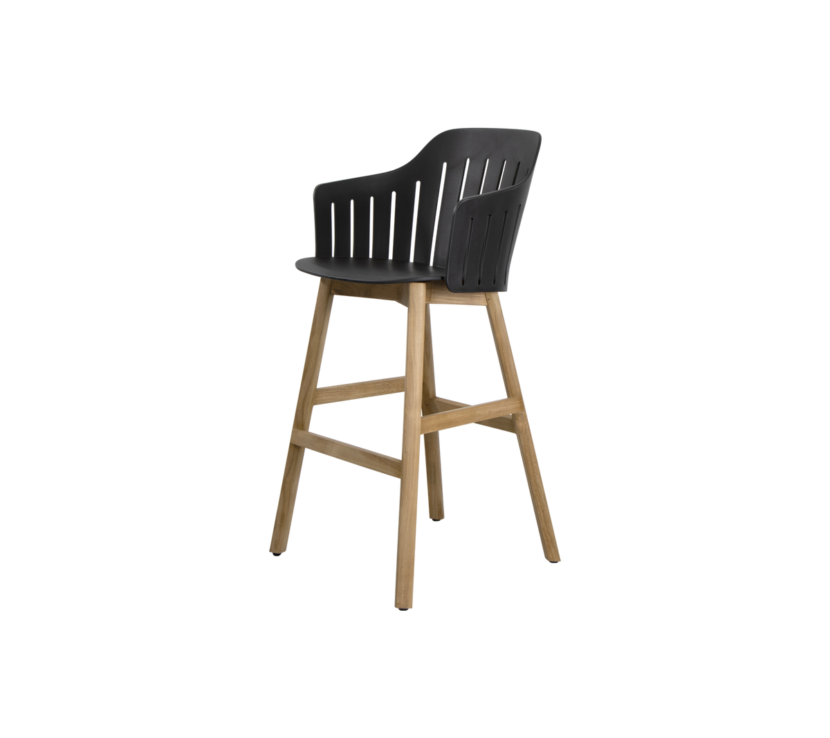 Stilren hög stol med en elegant svart sits med vertikala spalter och en ram i naturligt trä för en modern touch. Perfekt för matplatser.