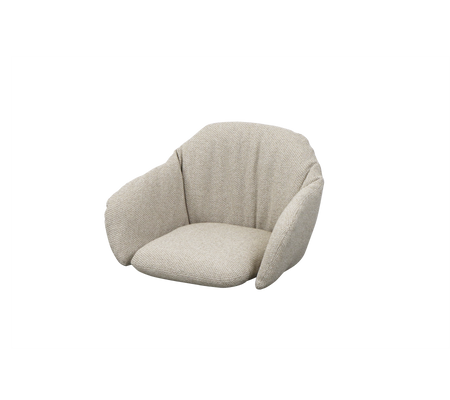 En mysig, modern fåtölj med ett mjukt, texturerat tyg och en stilren, böjd design, perfekt för avslappnad sittande.