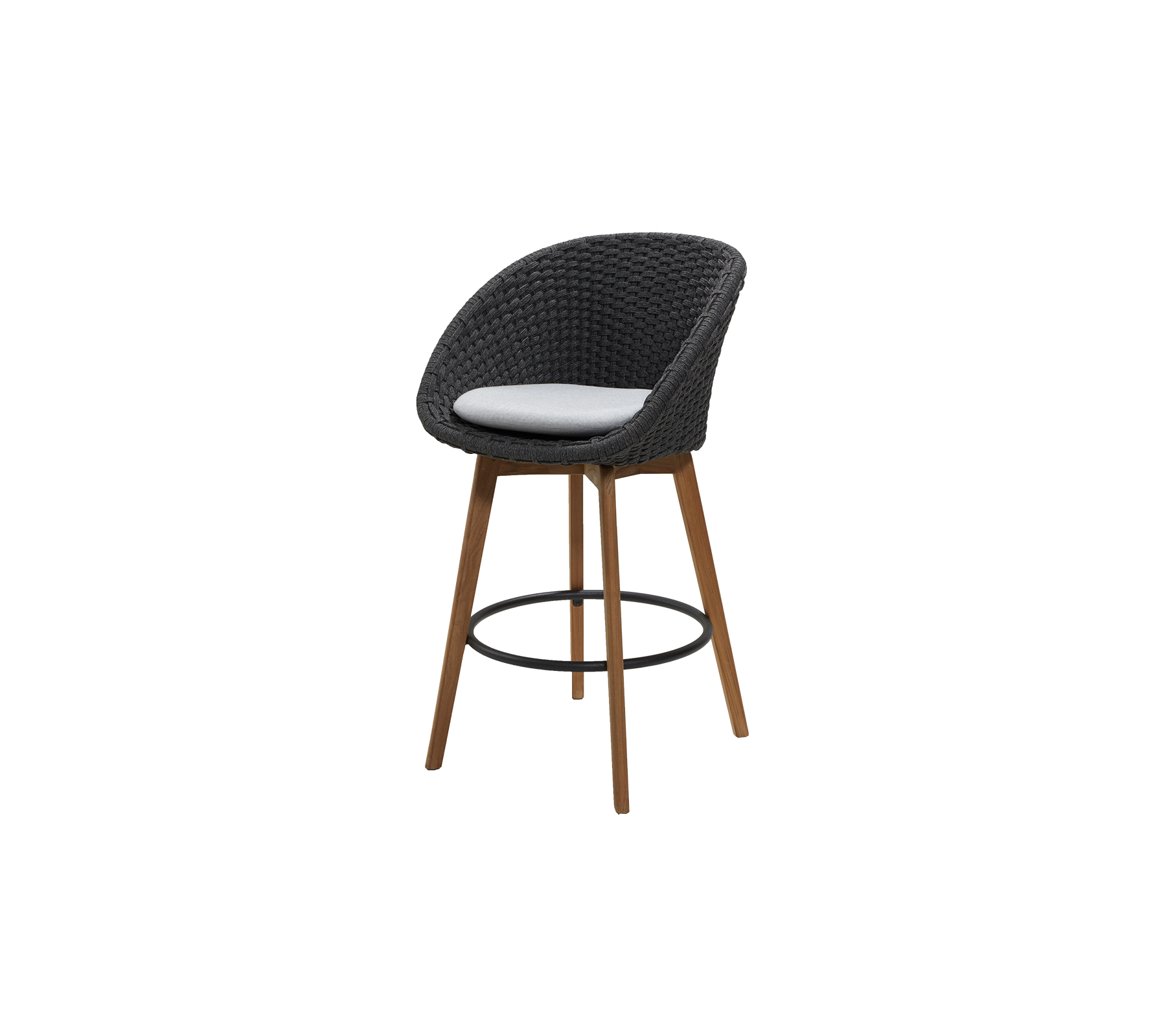 Stilig barstol med en böjd sits i svart vävt material, kompletterad med naturliga träben och en bekväm kudde.