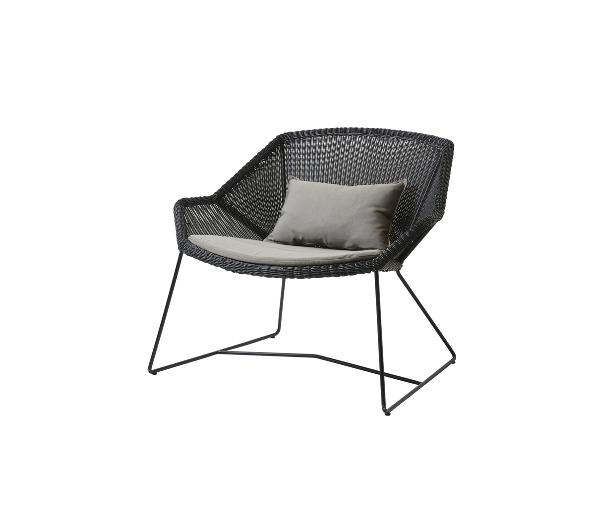 Stilfull svart stol med en unik vävd design och ett lätt kudd för extra komfort. Ideal för avkoppling.