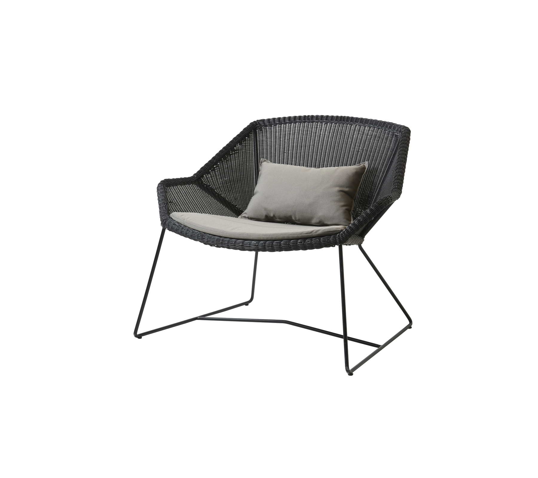 Stilfull svart stol med en unik vävd design och ett lätt kudd för extra komfort. Ideal för avkoppling.