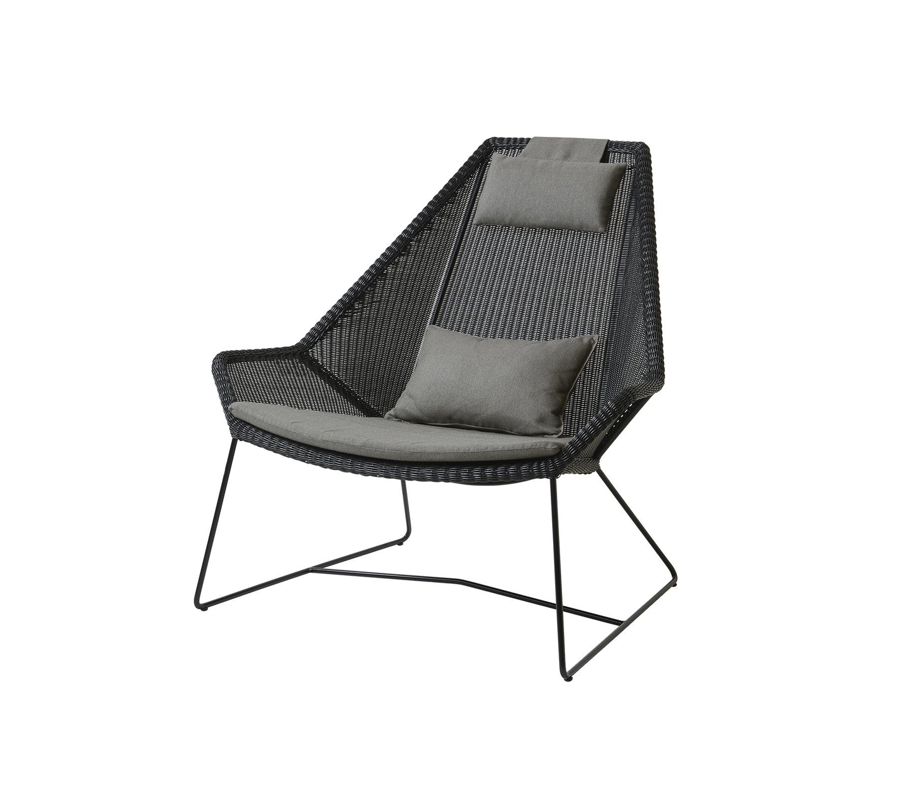 Stilren stol med ett vävt mönster och bekväma grå kuddar, med eleganta metallben för modern inredning.