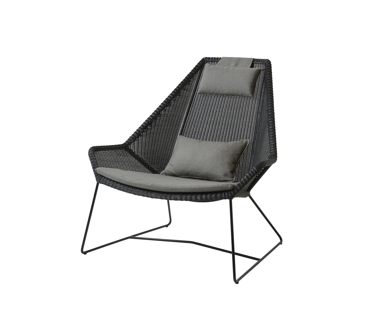 Stilren stol med ett vävt mönster och bekväma grå kuddar, med eleganta metallben för modern inredning.