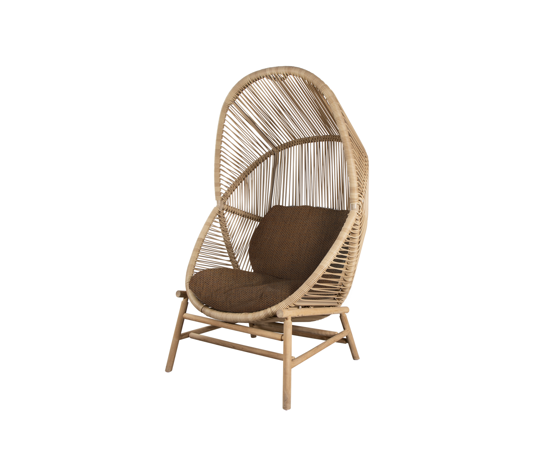 Stilig rattan stol med hög böjd rygg och mjuk brun kudde, perfekt för avkoppling och för att förbättra vilket rum som helst.