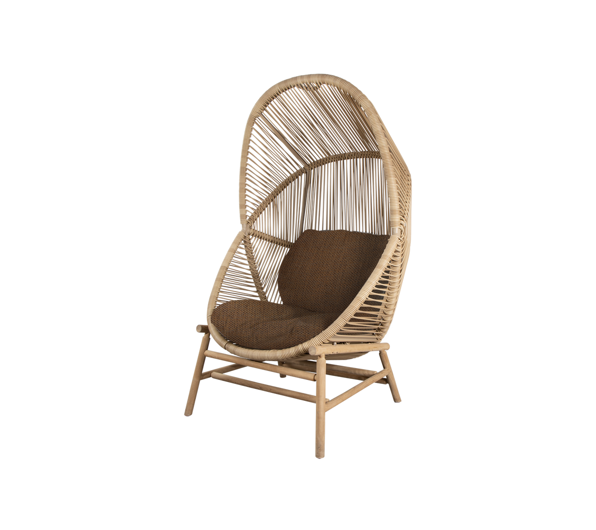 Stilig rattan stol med hög böjd rygg och mjuk brun kudde, perfekt för avkoppling och för att förbättra vilket rum som helst.