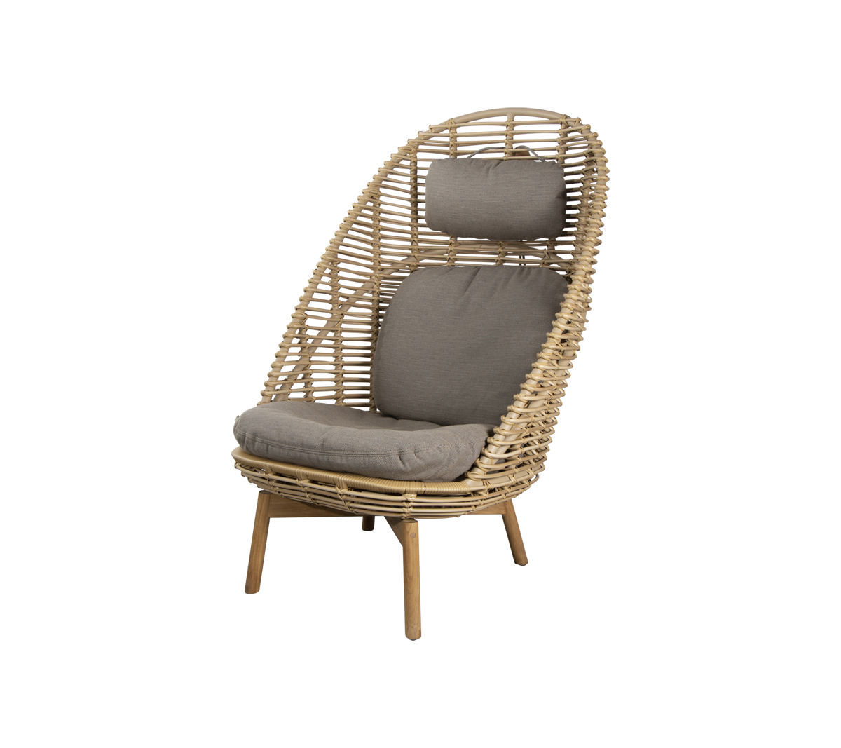 Stilfull korgstol med hög ryggstöd och mjuka grå kuddar, perfekt för avkoppling och modern inredning.