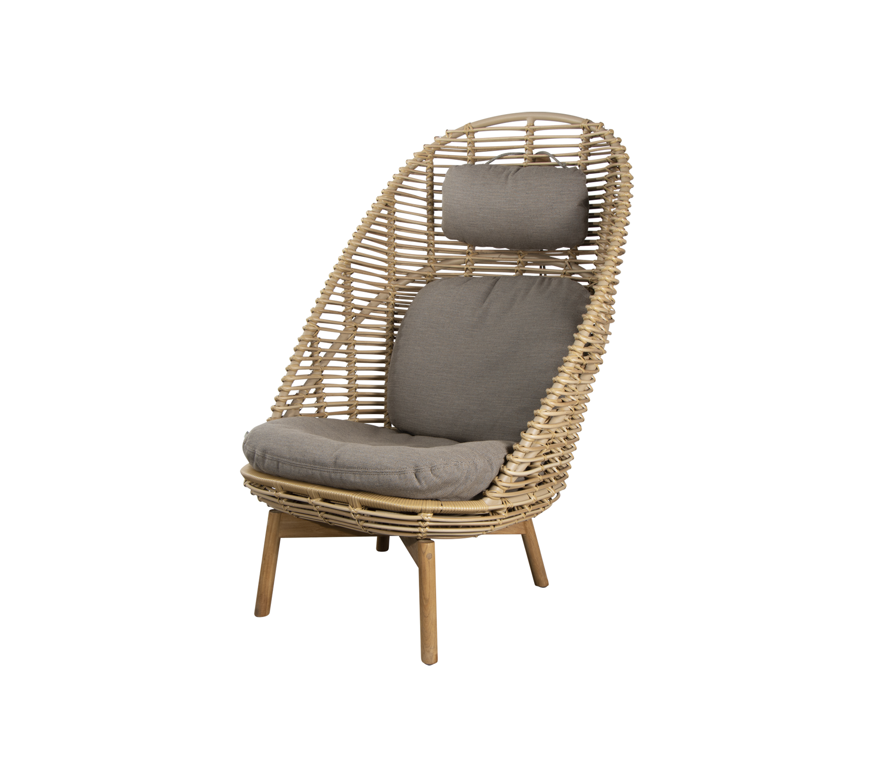 Stilfull korgstol med hög ryggstöd och mjuka grå kuddar, perfekt för avkoppling och modern inredning.