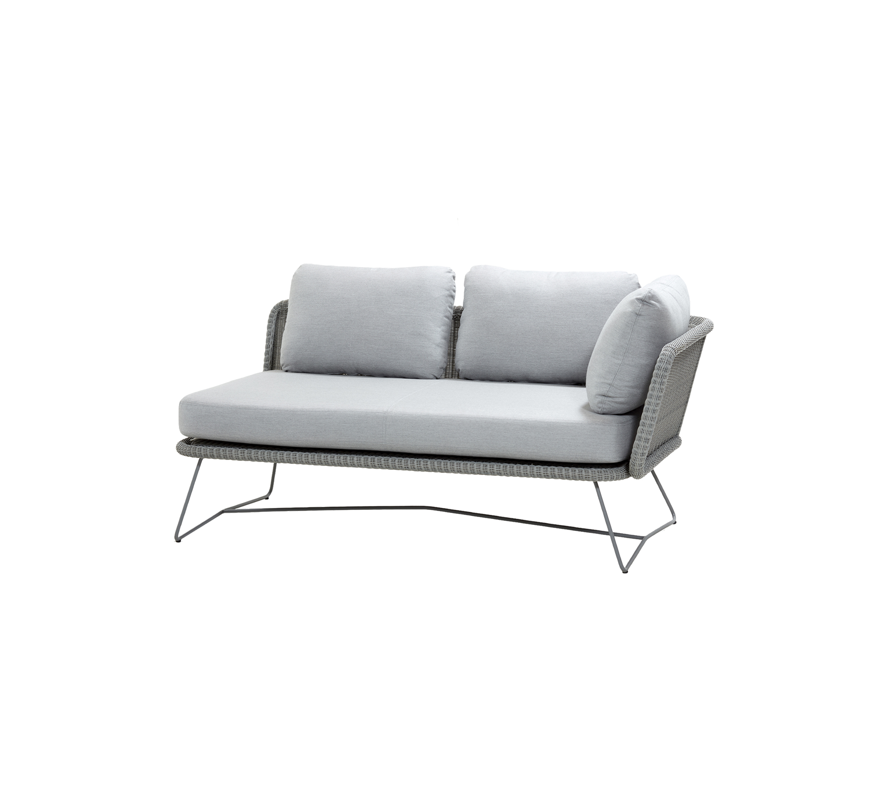 Stilren tvåsitssoffa med grå kuddar och en snygg metallram, designad för komfort och modern estetik.