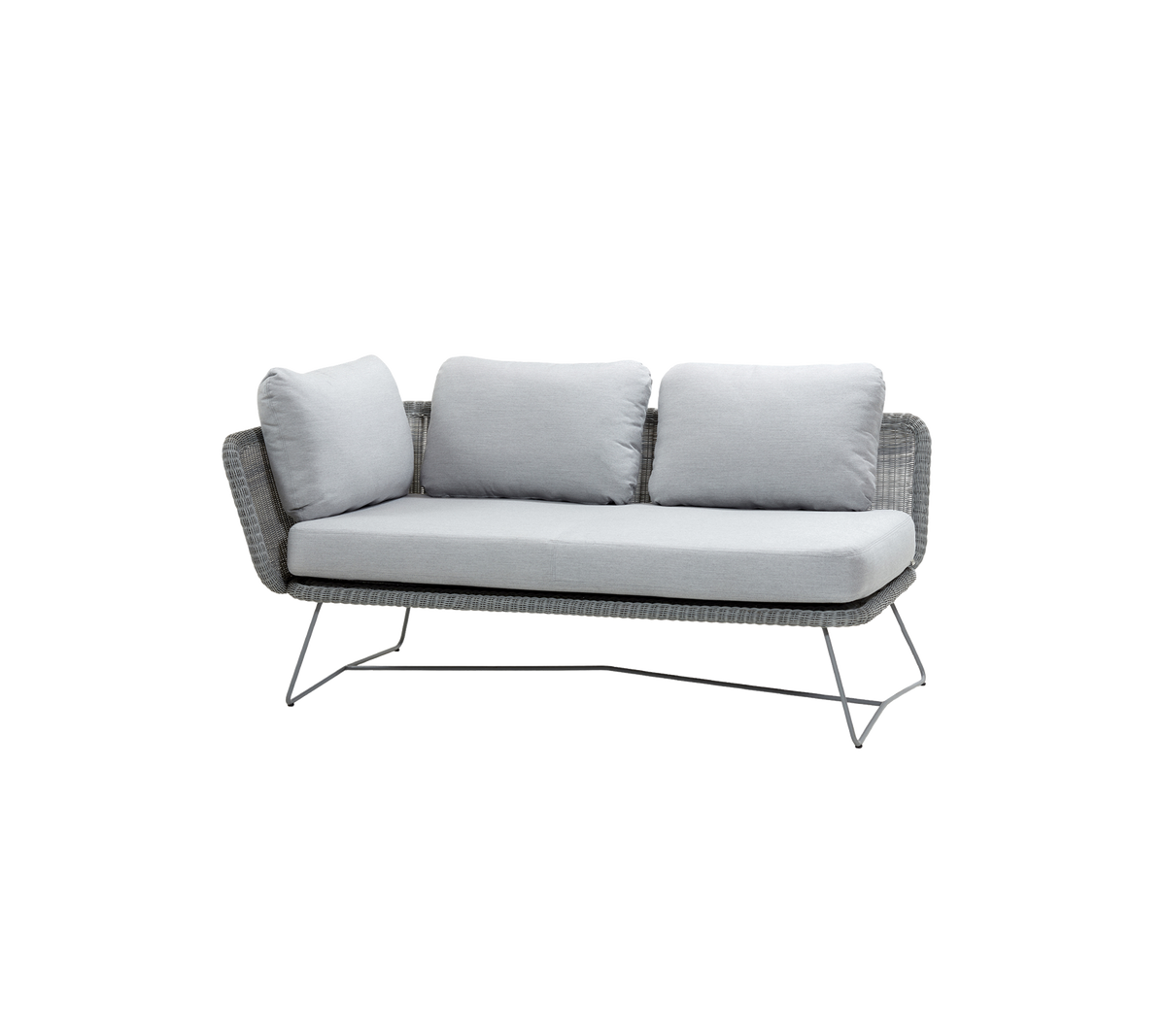 Modern soffa med en slank grå ram och mjuka ljusgrå kuddar, designad för komfort och stil. Idealisk för alla avkopplingsutrymmen.