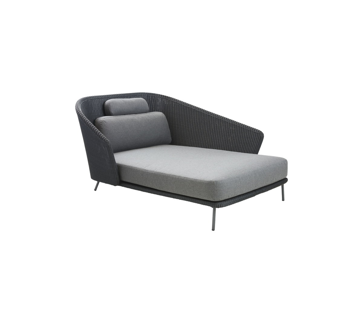 Modern loungefåtölj med en slank design, som har en grått tygsäte och ryggstöd, kompletterat med en unik armstödsform.