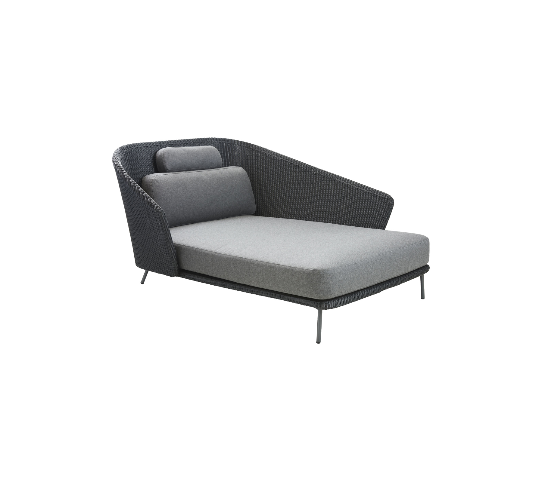 Modern loungefåtölj med en slank design, som har en grått tygsäte och ryggstöd, kompletterat med en unik armstödsform.