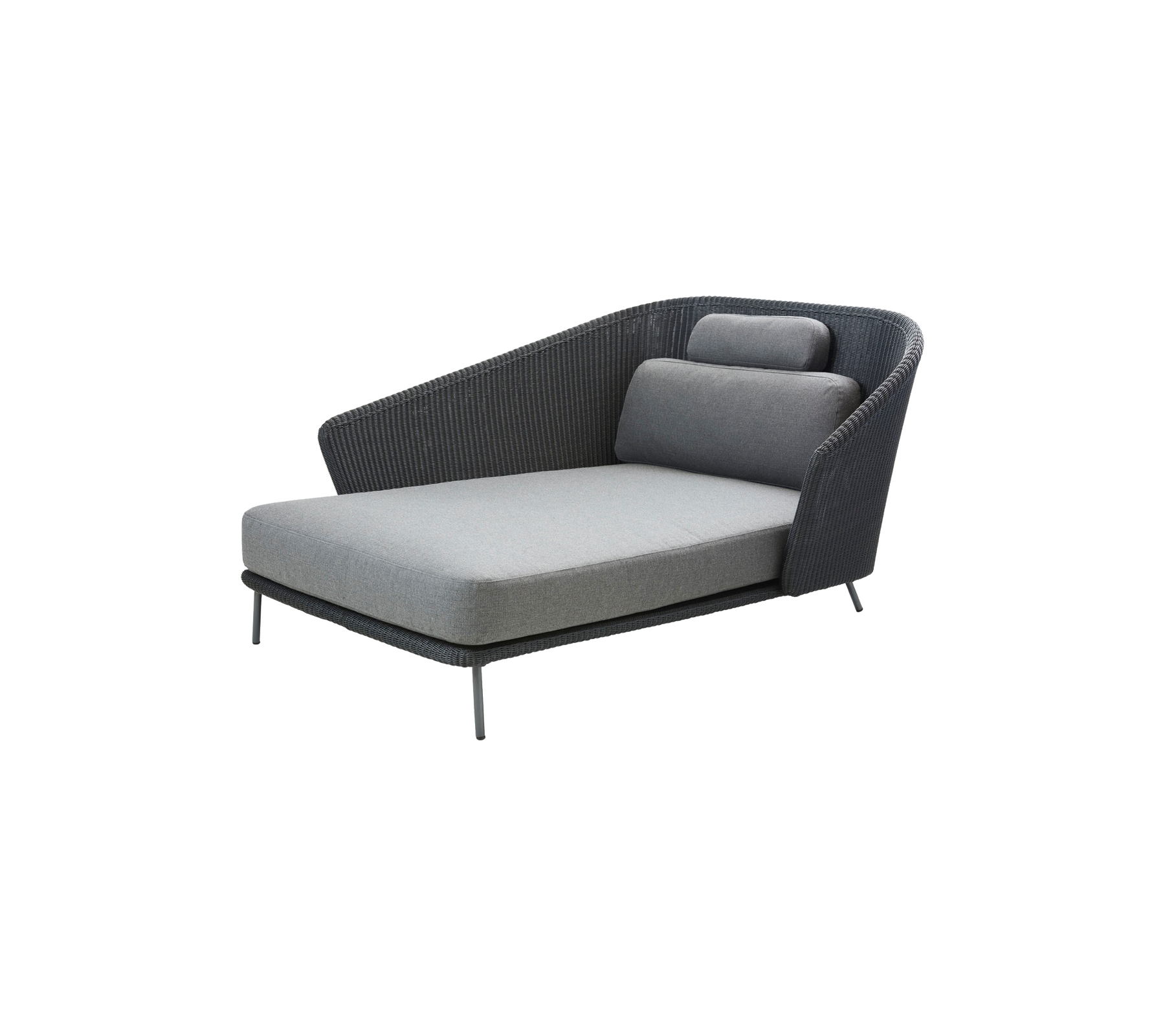 En modern loungefåtölj med en slank design, med en vadderad sits och lutande ryggstöd för komfort och stil.