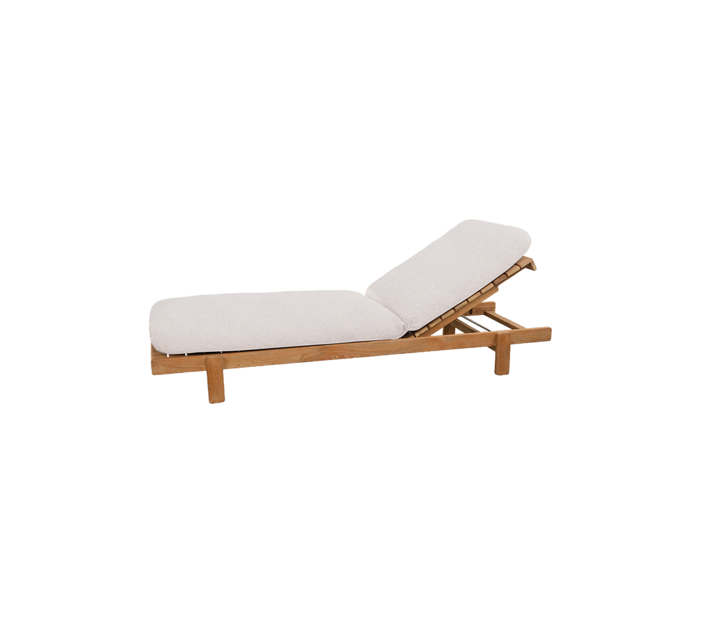 Teak loungestol med sandfärgad kudde i modern design.