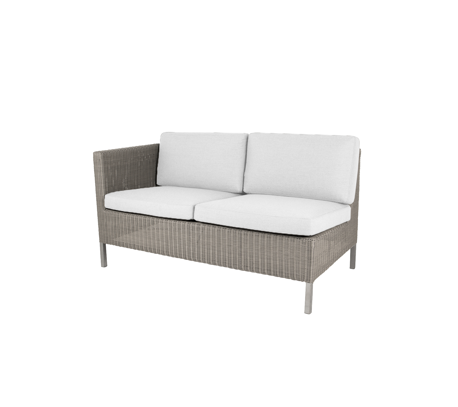 Grå flettad loveseat med fluffiga vita kuddar, designad för komfort och stil i avslappnade sittområden.
