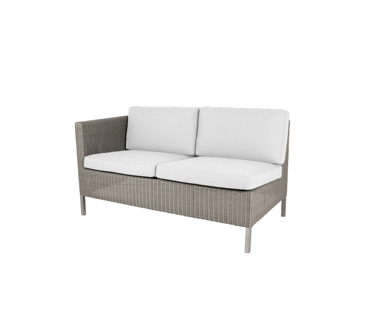 Grå flettad loveseat med fluffiga vita kuddar, designad för komfort och stil i avslappnade sittområden.