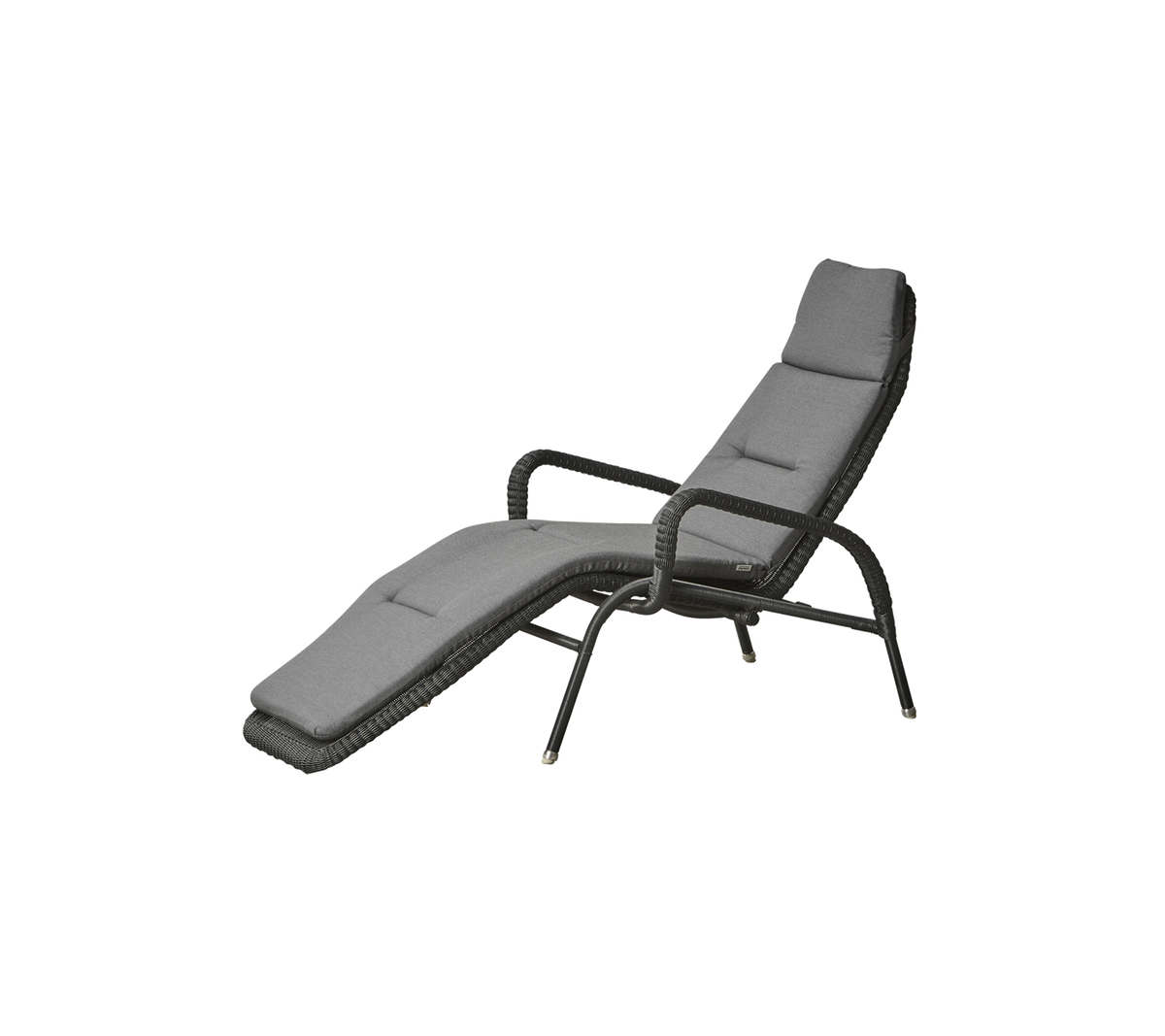 En stilren, modern recliner med en böjd design och vadderad sits i neutral grå färg, med stabila armstöd och ben.