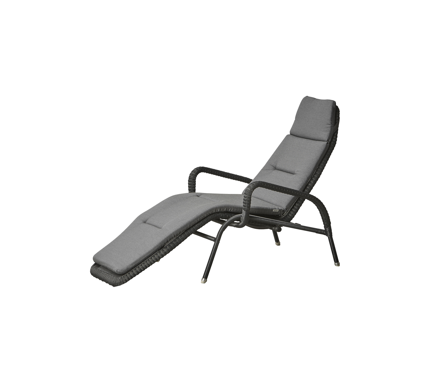 En stilren, modern recliner med en böjd design och vadderad sits i neutral grå färg, med stabila armstöd och ben.