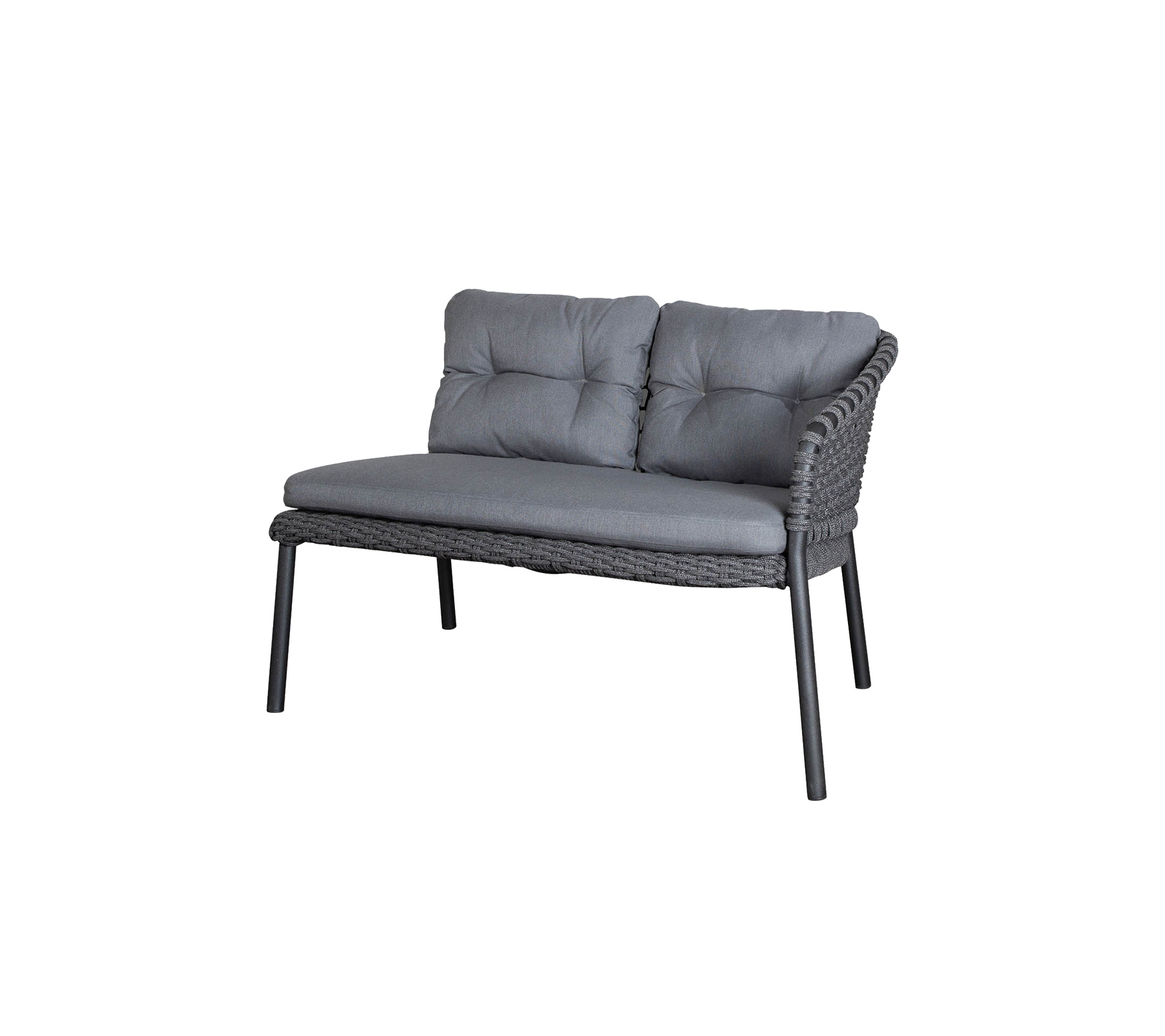 Stilsoffa för två med grå kuddar och en vävd design, perfekt för avkoppling och komfort.