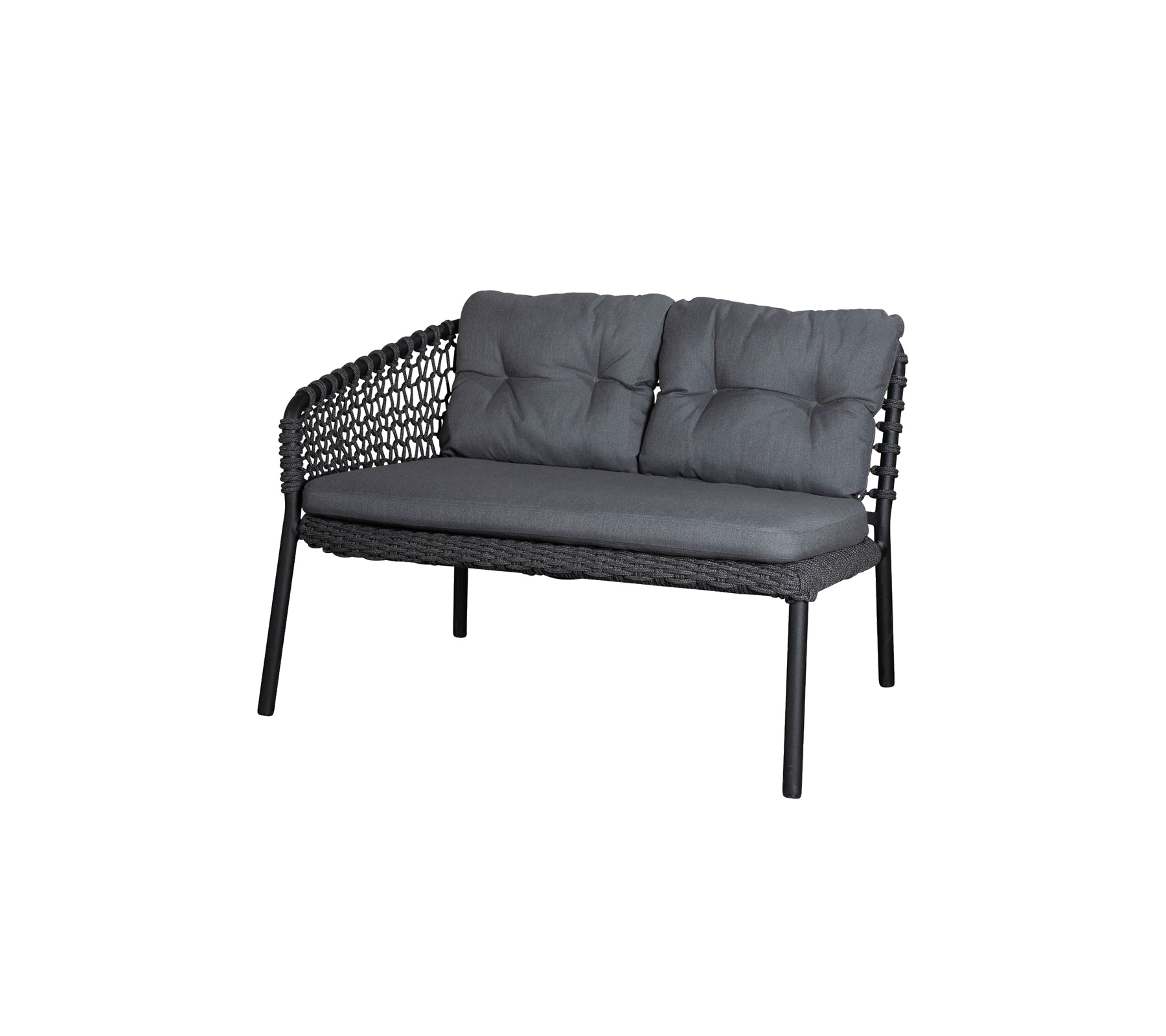 Stilfull tvåsitssoffa med en vävd ram och plädade säten i en elegant grå färg. Perfekt för modern inredning.