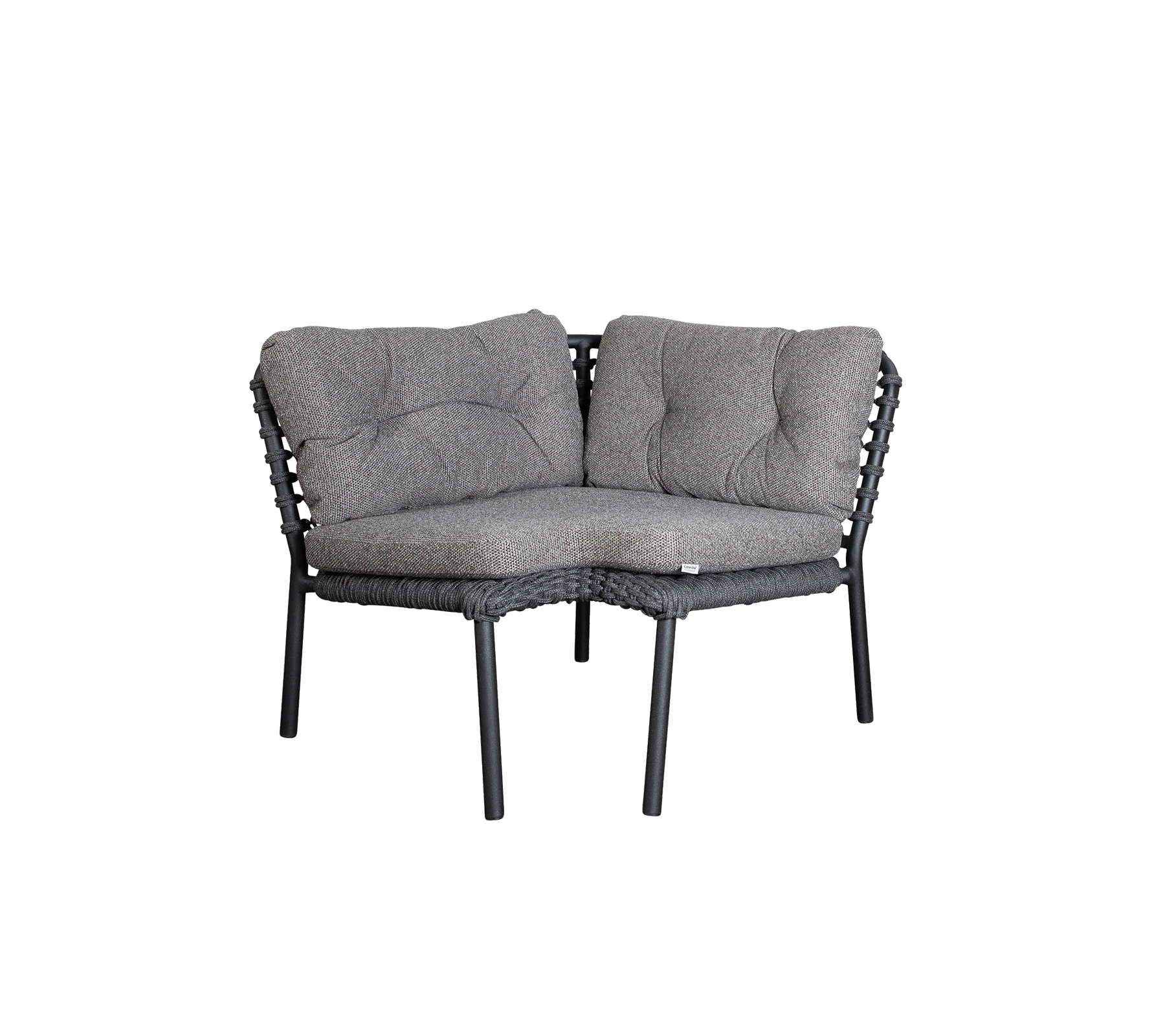 Bekväm grå hörnsoffgrupp med mjuka kuddar och en elegant vävd design, perfekt för mysiga träffar.