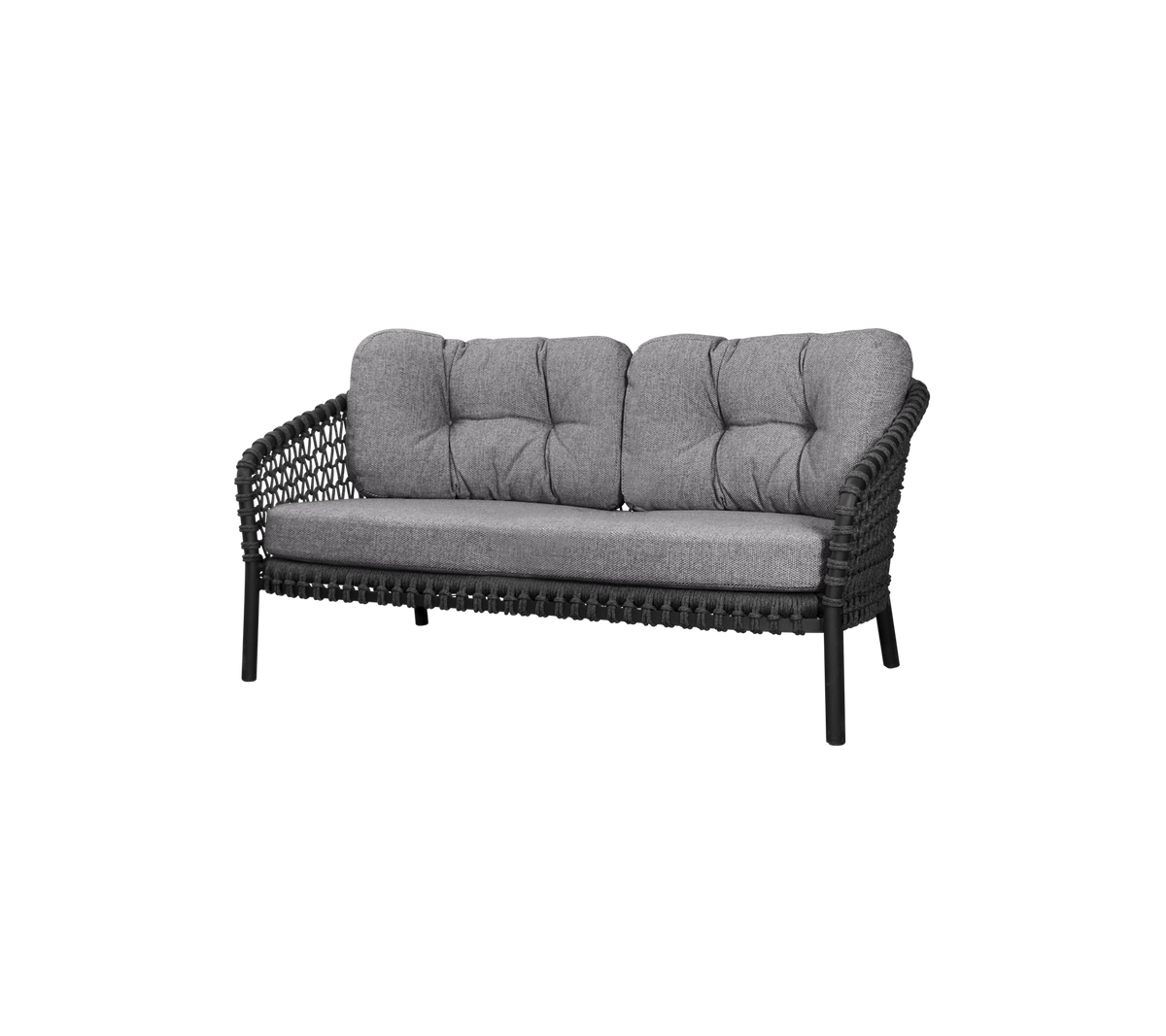 Soffa för två med en vävd ram och mjuka grå kuddar, designad för komfort och stil. Perfekt för sittplatser i vilket utrymme som helst.