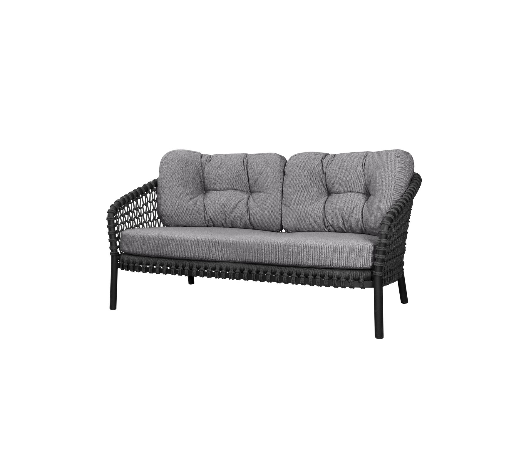 Soffa för två med en vävd ram och mjuka grå kuddar, designad för komfort och stil. Perfekt för sittplatser i vilket utrymme som helst.