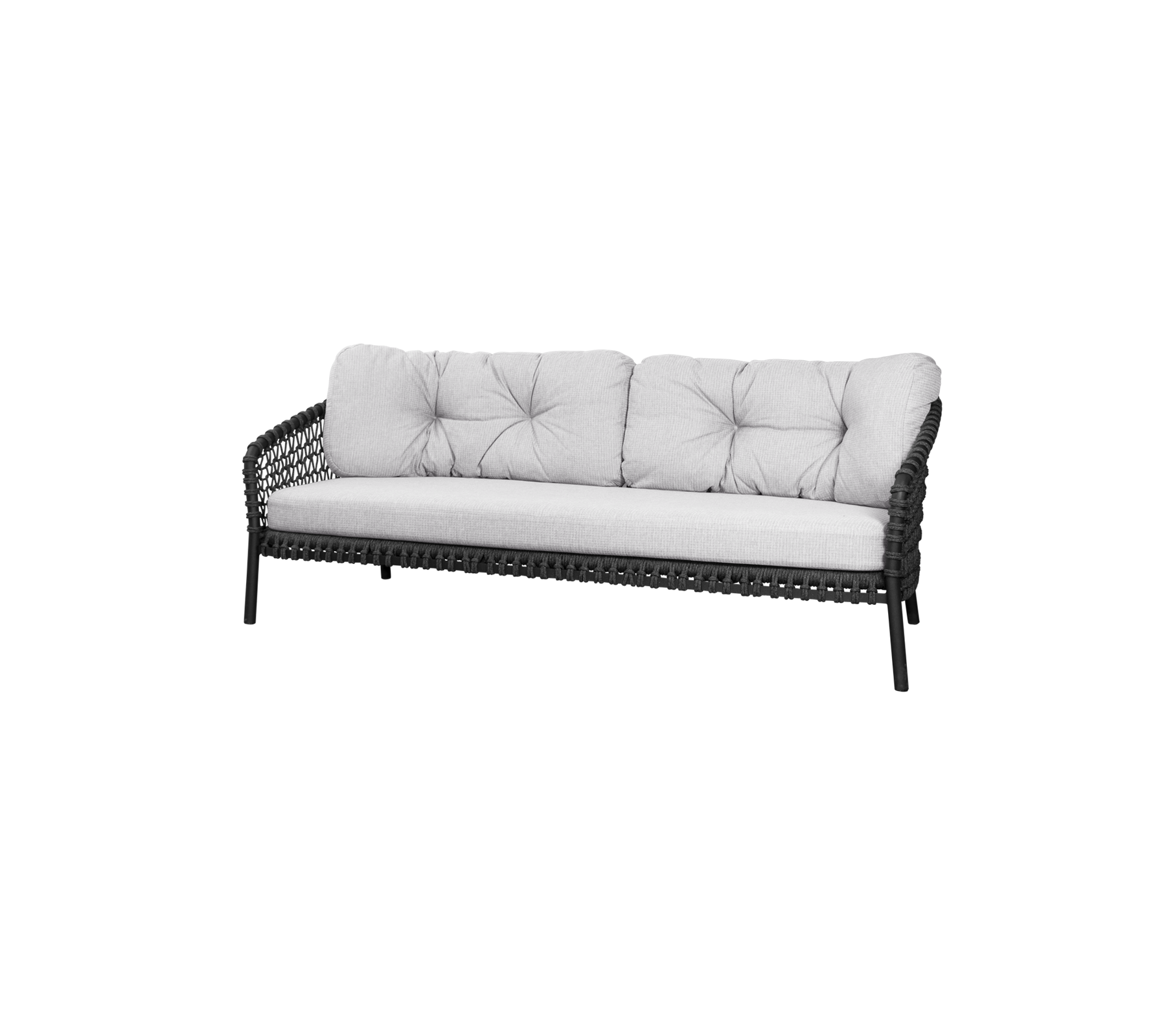 Stilsoffa med en vävd ram och plyschiga, fästa kuddar i en neutral färg, perfekt för bekväm sittning.