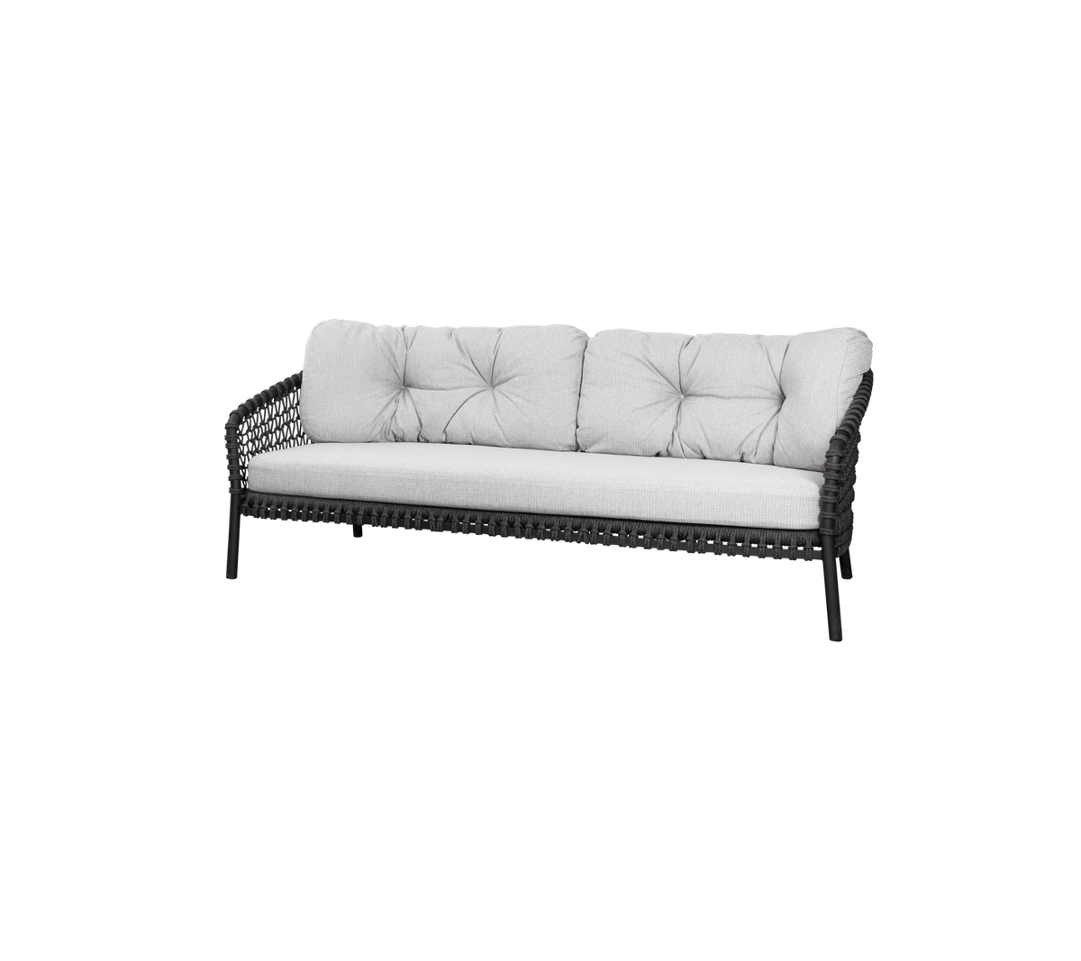 Stilsoffa med en vävd ram och plyschiga, fästa kuddar i en neutral färg, perfekt för bekväm sittning.