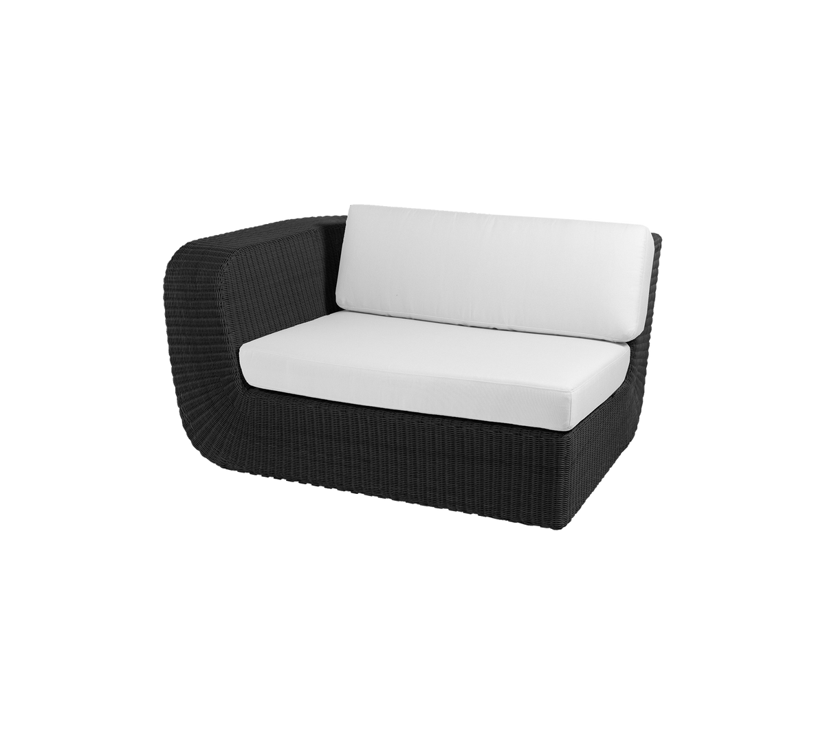 Modern svart korgsoffa med vita kuddar, perfekt för mysig sittning och stilinredning för utomhus eller inomhus.