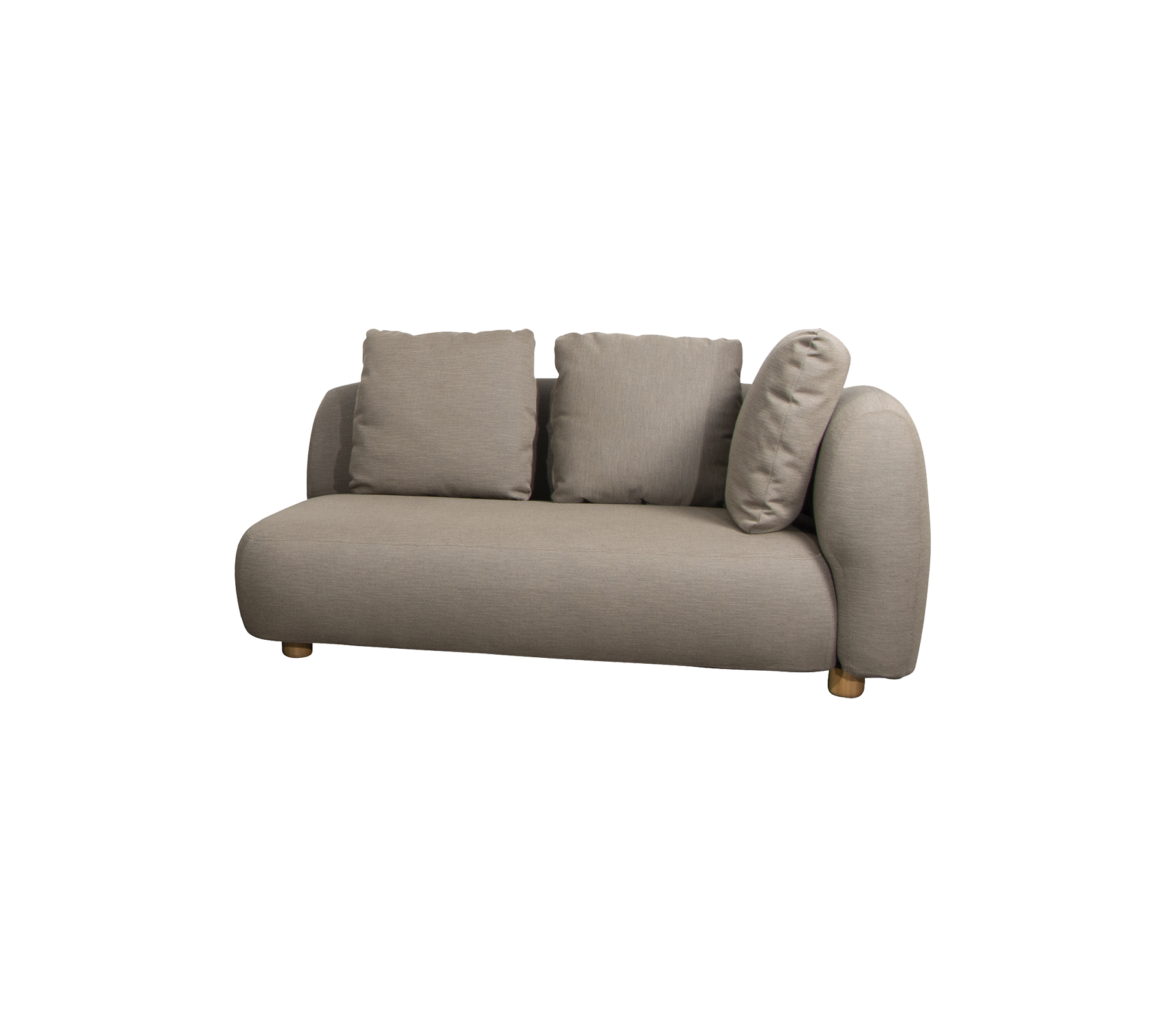 Stilren soffa med ett runt design och tre pluffiga kuddar, klädd i ett mjukt, neutralt tyg med träben.