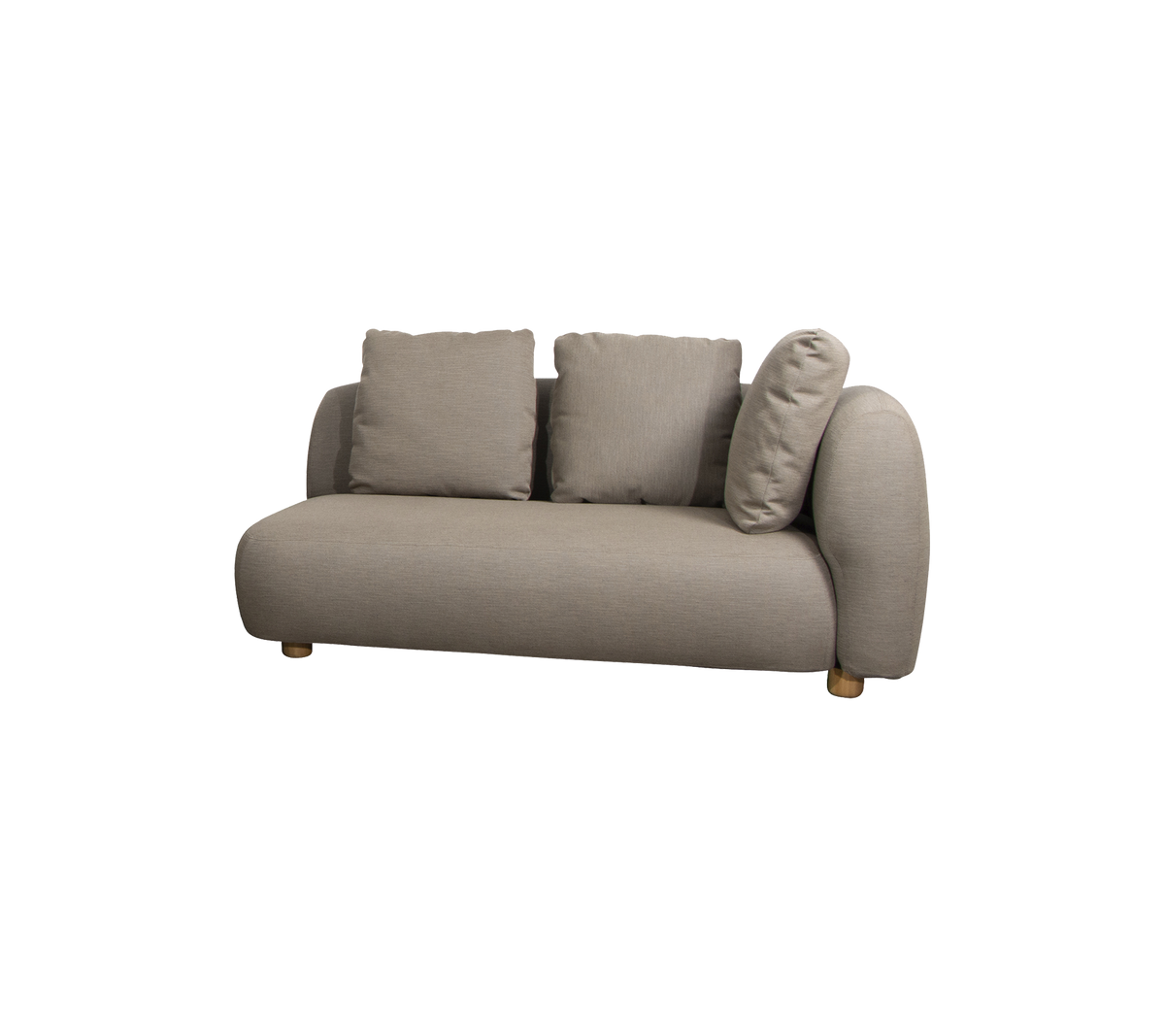 Stilren soffa med ett runt design och tre pluffiga kuddar, klädd i ett mjukt, neutralt tyg med träben.
