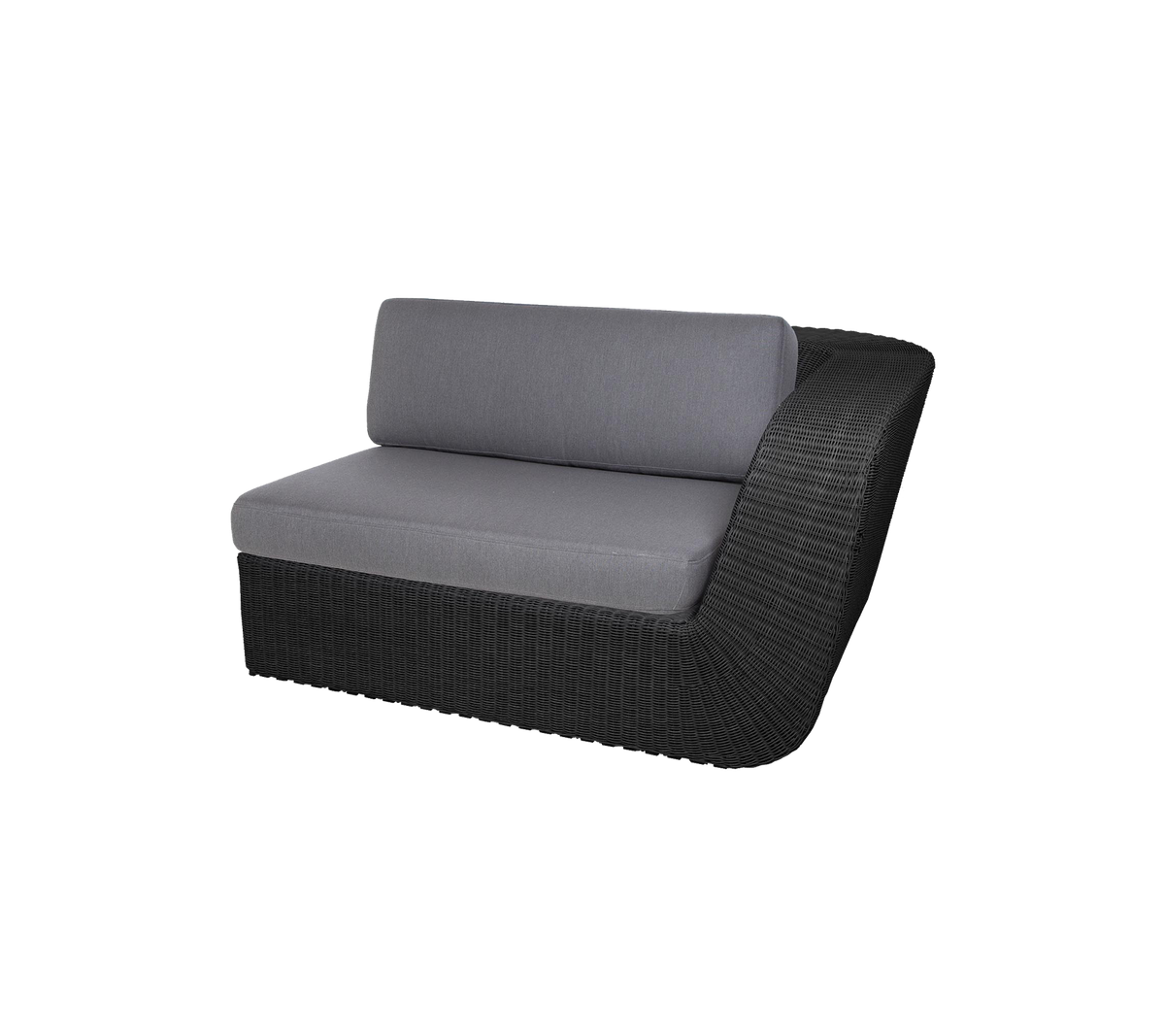 Stilfull, böjd loveseat med en elegant svart rottingbas och bekväma grå kuddar för modern sittning.