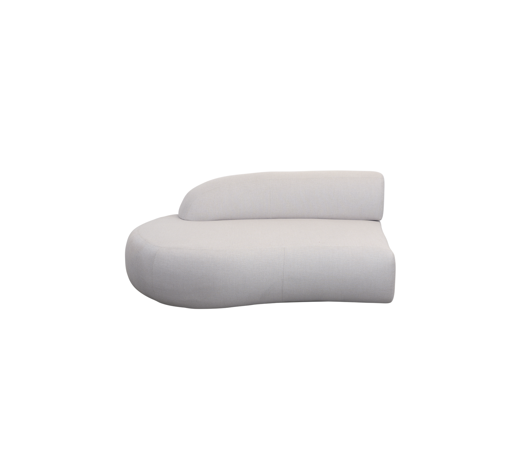 Kurvad, modern soffa i en mjuk vit klädsel med en unik asymmetrisk design för stiligt sittande.