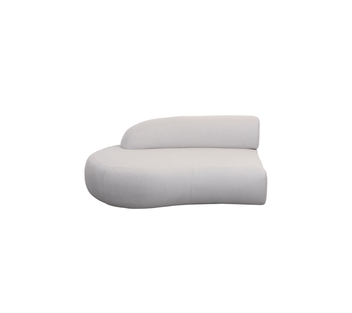 Kurvad, modern soffa i en mjuk vit klädsel med en unik asymmetrisk design för stiligt sittande.