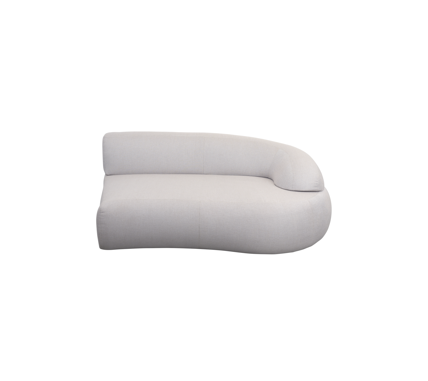 Kurvad, modern soffa i mjukt, neutralt tyg med en minimalistisk design och ett slätt, runt armstöd.