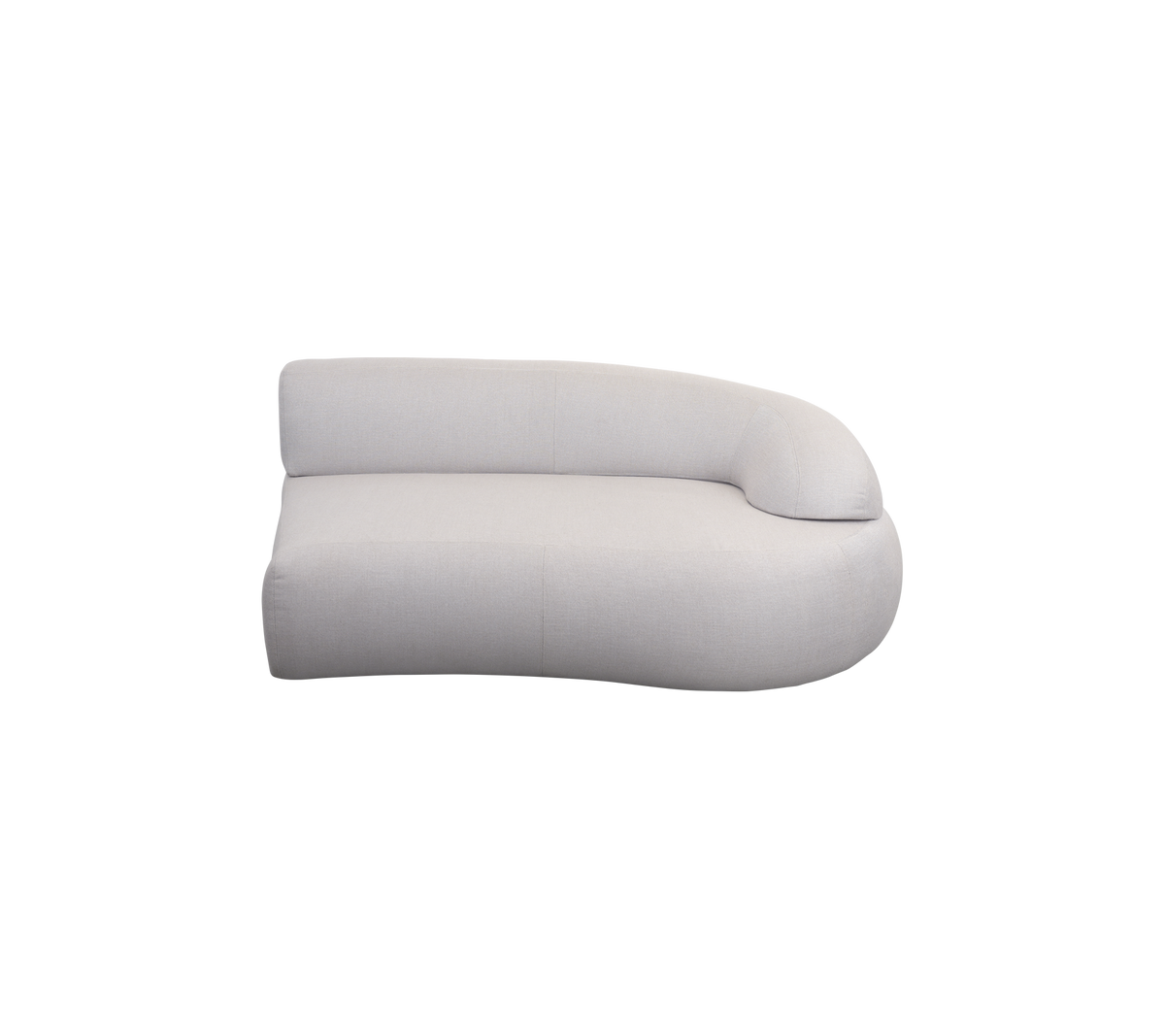 Kurvad, modern soffa i mjukt, neutralt tyg med en minimalistisk design och ett slätt, runt armstöd.