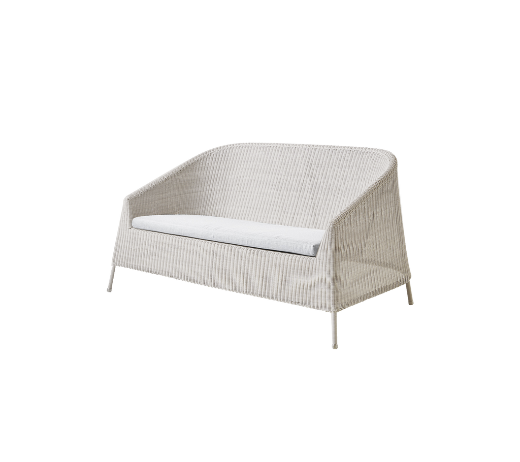 Ljusgrå loveseat i en modern minimalistisk design.
