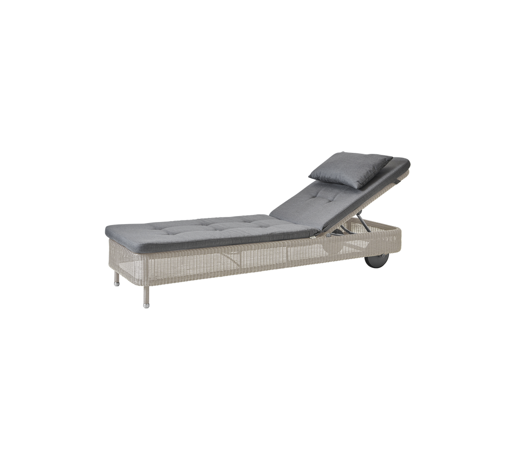 Modern grå chaiselong med en sandkudde.