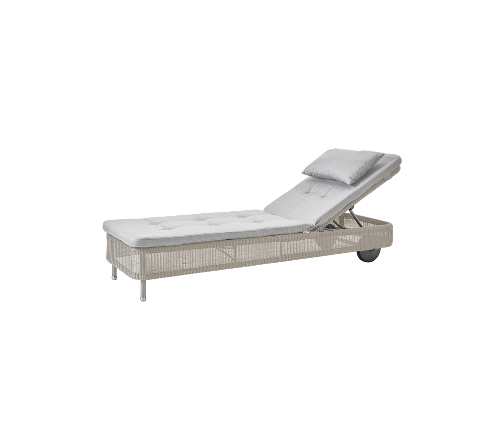 Ljusgrå loungesoffa med justerbart ryggstöd.