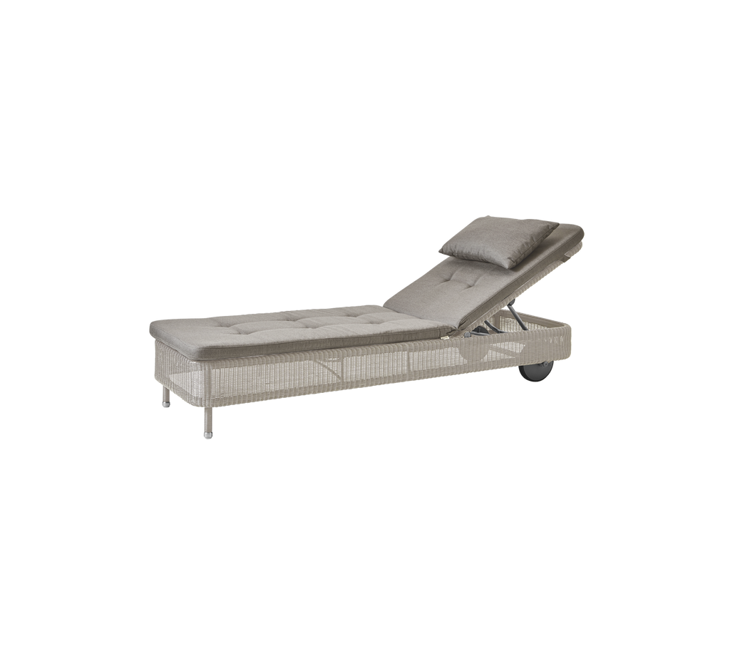 Taupe loungefåtölj med justerbart ryggstöd i modern design.