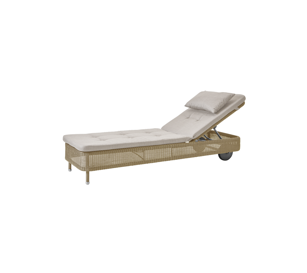 Minimalistisk loungestol med sandsfärgad kudde.