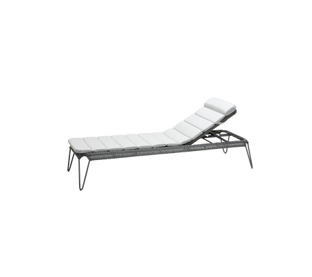 Lätt, justerbar lounge stol med en snygg design och bekväma vita kuddar, perfekt för avkoppling och solning.