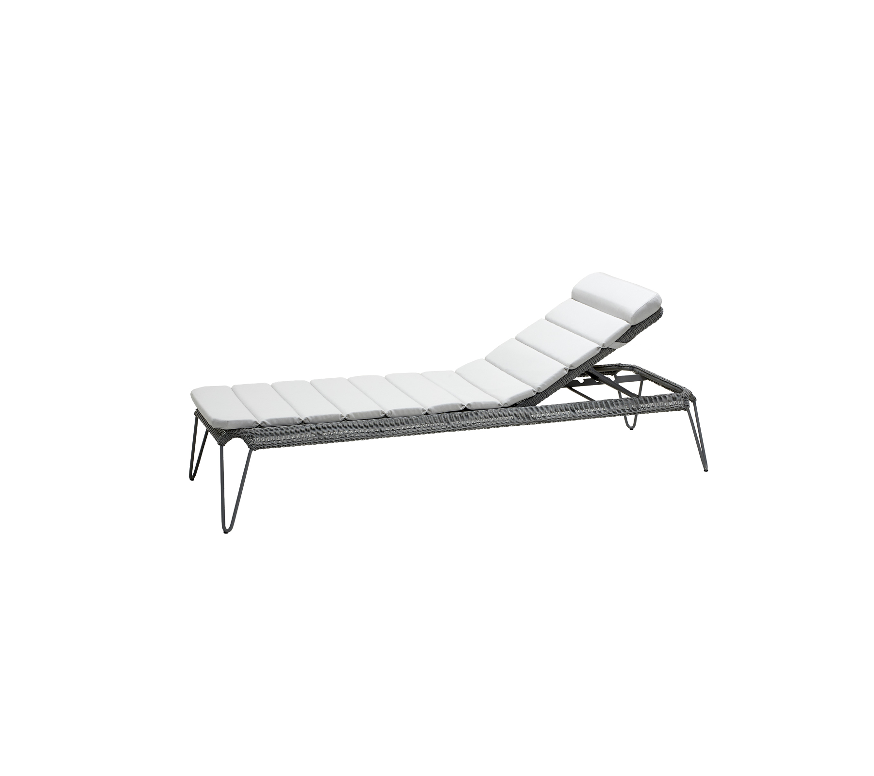 Lätt, justerbar lounge stol med en snygg design och bekväma vita kuddar, perfekt för avkoppling och solning.